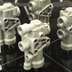 TRACTOR PROTECTION VALVE
